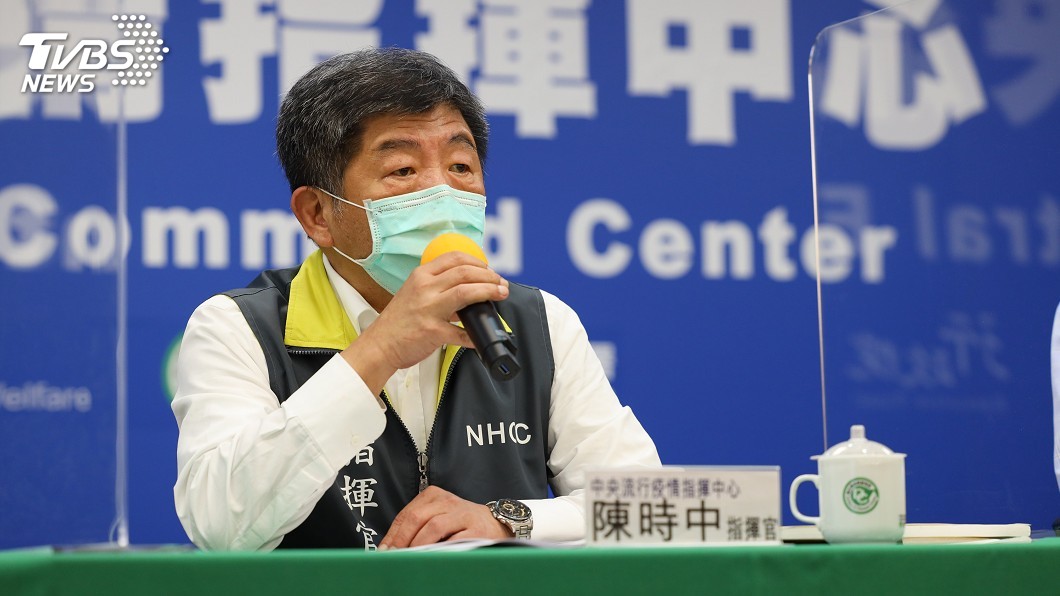 韓國瑜與遠洋漁船返台者握手 陳時中:不建議