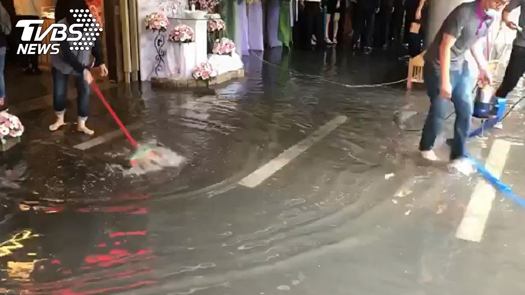 豪雨猛襲!二殯水淹腳踝 喪家無奈泡水辦告別式