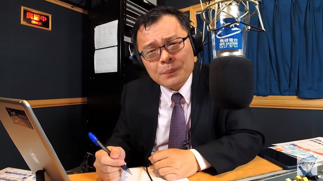 陳揮文主持廣播節目《飛碟晚餐-陳揮文時間》接受高雄市民Call in。(圖／翻攝自YouTube飛碟聯播網頻道)