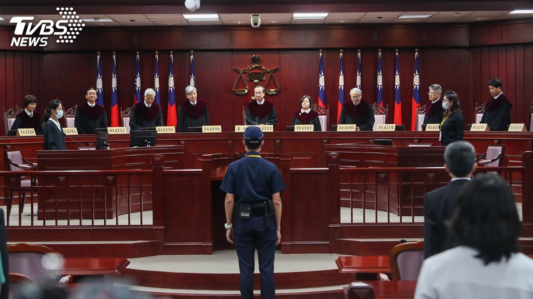 大法官宣示刑法通姦罪違憲 即日起失效