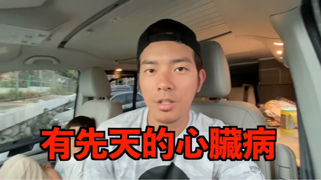 蕾媽心律不整送急診,宥勝在車上帶2個孩子。(圖/翻攝自YouTube宥勝去哪兒頻道)