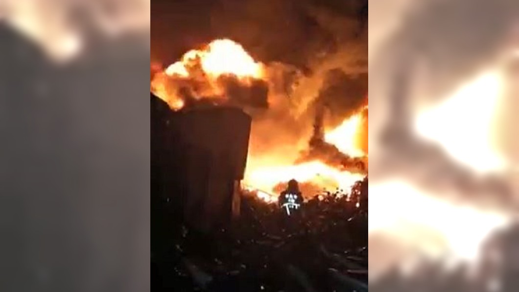 快訊／樹林回收場大火　頻傳爆炸火球竄天際
