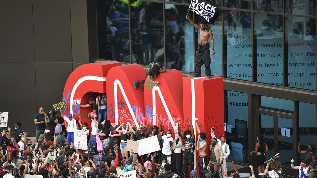 非裔之死引怒！CNN總部遭攻擊　示威者砸玻璃燒國旗