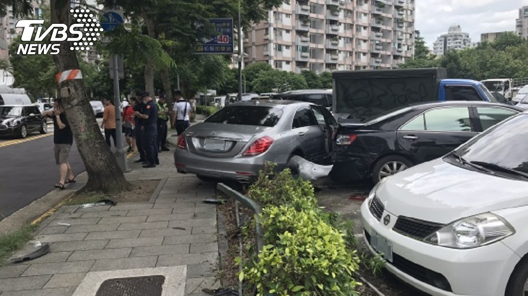 8旬翁開賓士擦撞機車衝上人行道　3人送醫