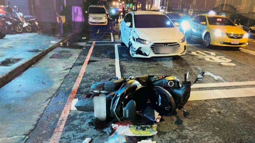 中市女運將酒駕撞停紅燈機車　再撞其他汽機車
