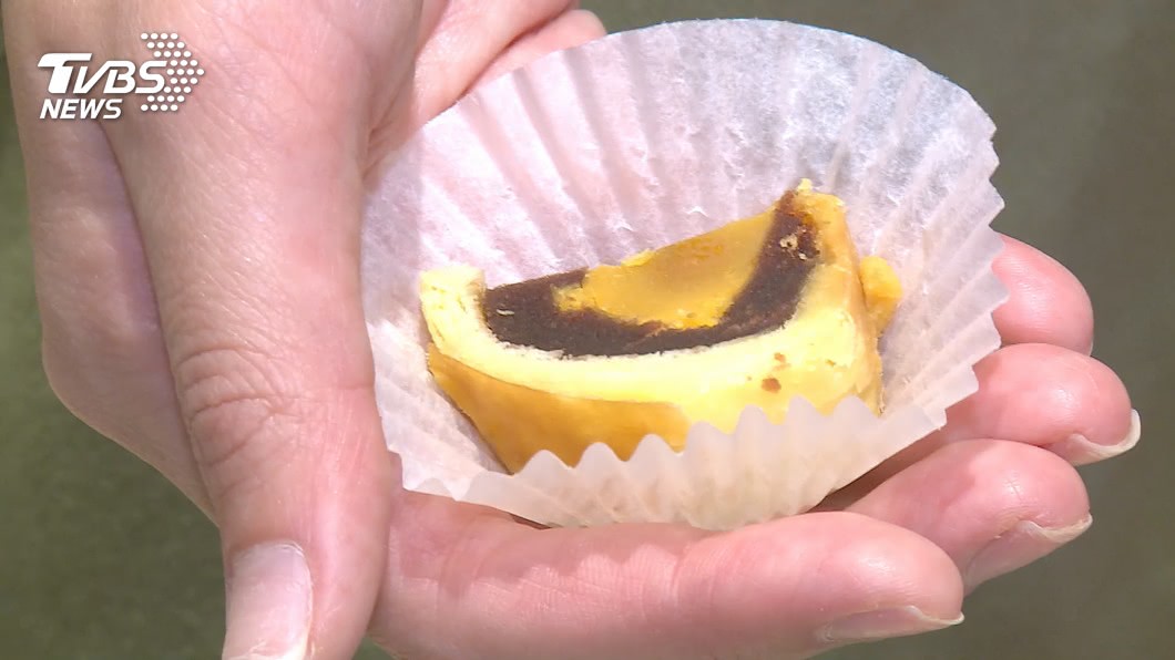 月餅吃完肚疼!男「狂灑1佐料」咬下 網傻眼:還活著嗎