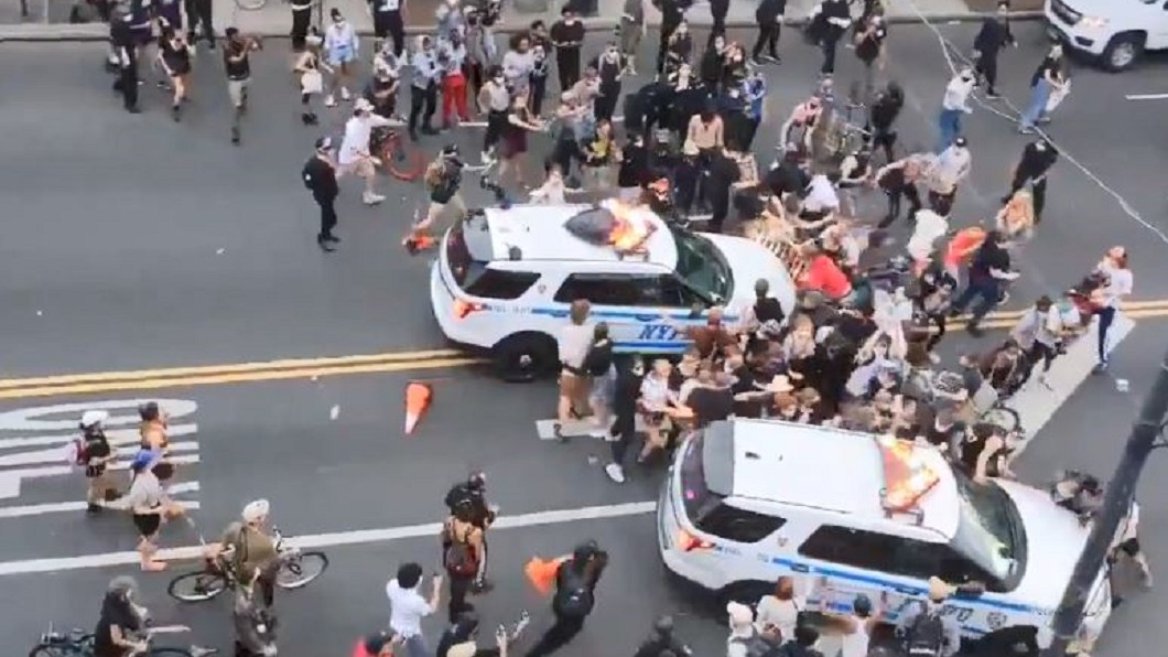 紐約成街頭戰場　NYPD警車撞進示威人群