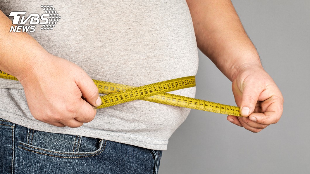 宵夜吃太多!29歲男抽出「奶白色血」 醫:有生命危險