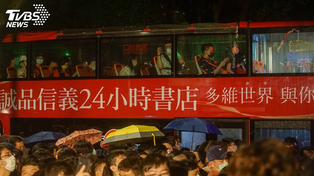 「靈感不打烊巴士」,接駁民眾前往接棒24小時營運的誠品信義店。(圖/中央社)