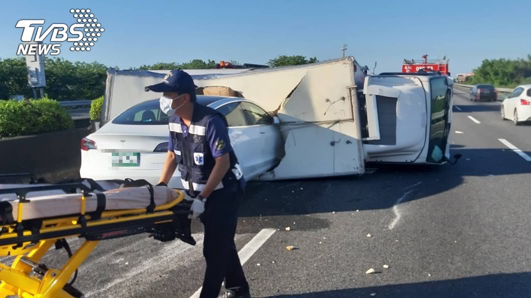 離奇!貨車已翻覆橫躺 特斯拉仍直衝「撞破」車頂