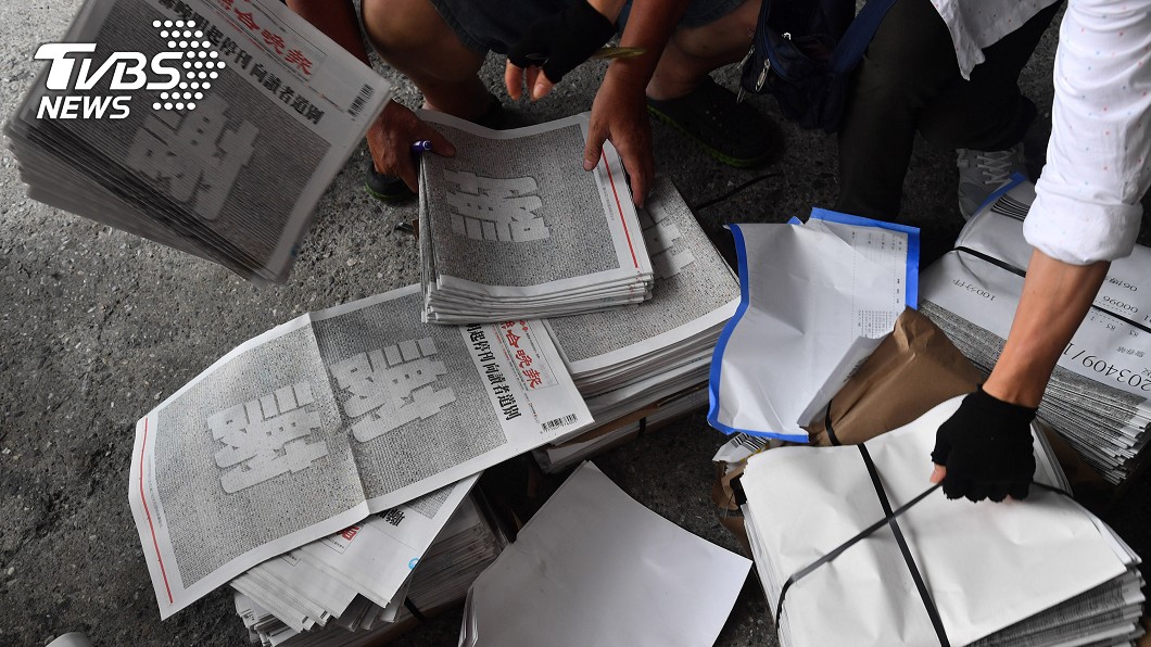 聯合晚報將停刊，工作人員最後一次派報。（圖／中央社）