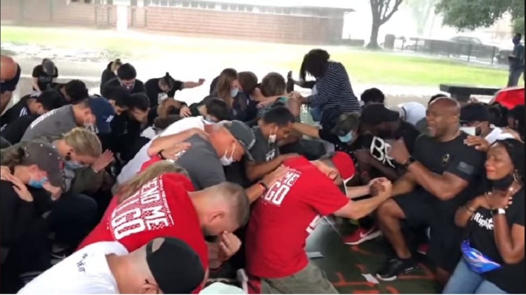 黑人朋友們看到白人下跪道歉,也不禁淚崩並與對方雙手緊握和解。(圖/翻攝自臉書)
