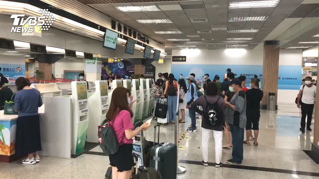 與他同班機的旅客、空服員恐怕都有感染風險。(圖/TVBS資料畫面)