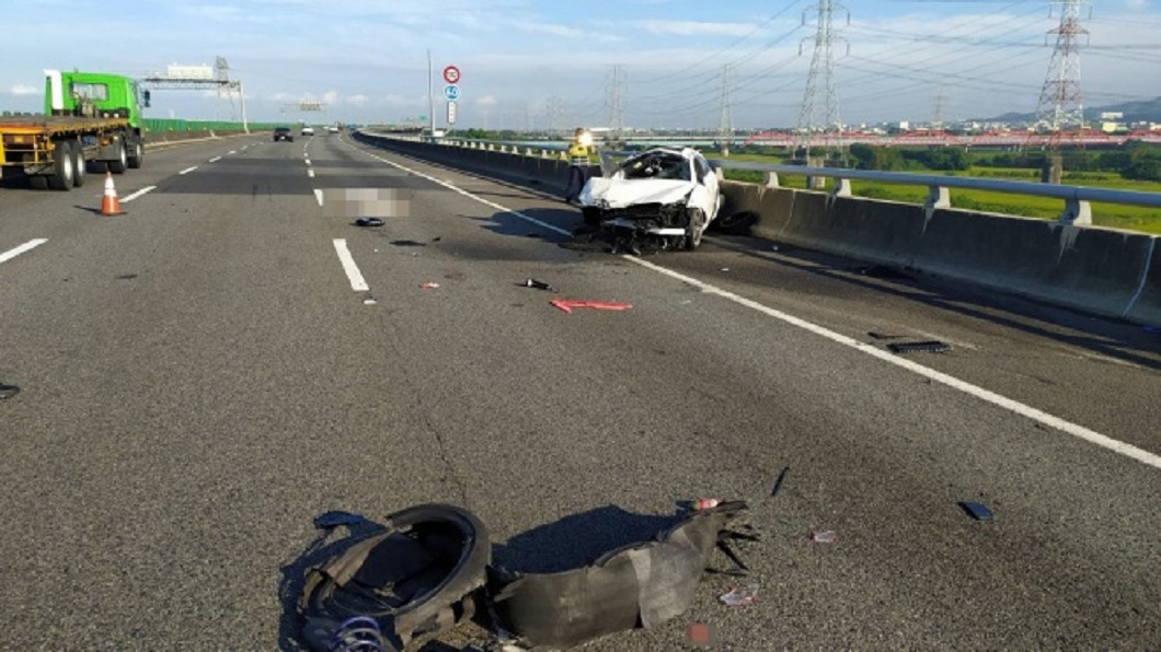 賓士國3彰化自撞車頭毀　駕駛拋飛傷重不治