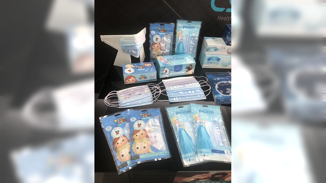 口罩開放自由買賣,除了基本樣式,有業者確定和迪士尼合作,預計暑假期間推出冰雪奇緣口罩,將生產成人與兒童款。(圖/中衛提供)