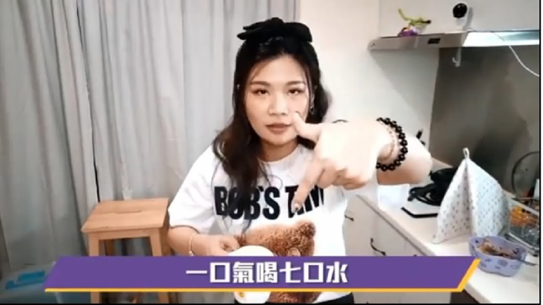 董仔示範如何解除打嗝的方法。(圖/翻攝自董仔IG)
