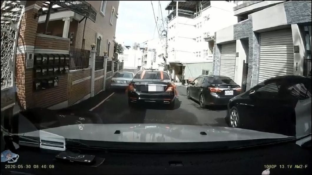 當時這一幕被後方禮車的行車紀錄器拍下來。(圖/翻攝自爆廢公社公開版)