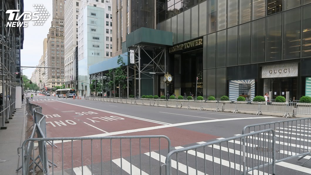 為防範示威者集會,第五大道的川普大廈封鎖前方道路。(圖/中央社)
