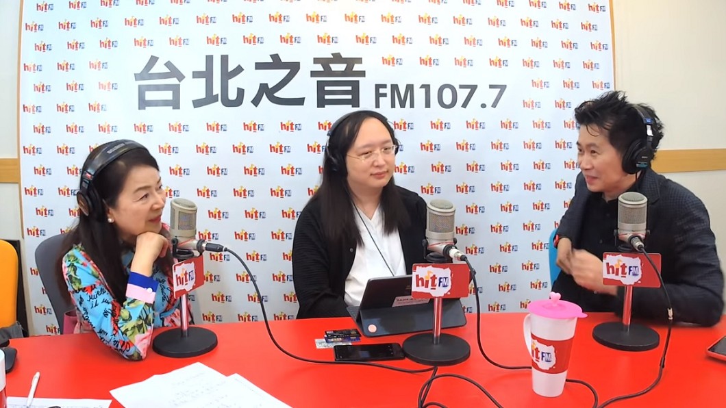 丁怡銘(圖右)和唐鳳(圖中)一起上廣播節目。(圖/翻攝自YouTube hitfm頻道)