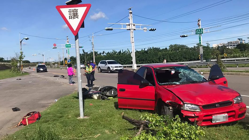頭份死亡車禍 7旬老翁彈飛卡擋風玻璃傷重不治