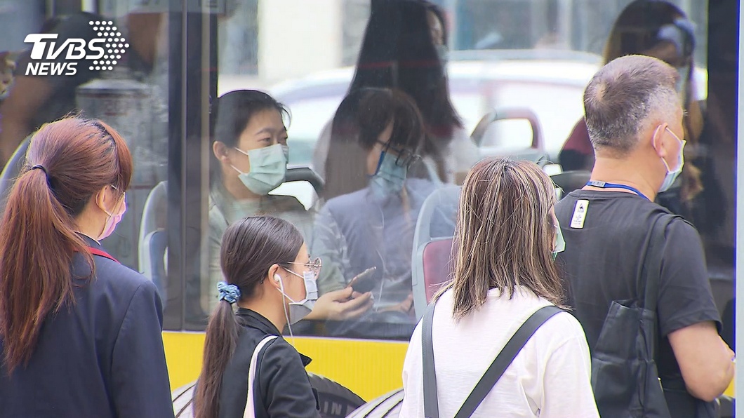 婦沒口罩公車拒載!他好心送1片遭回絕 原因曝光惹眾怒
