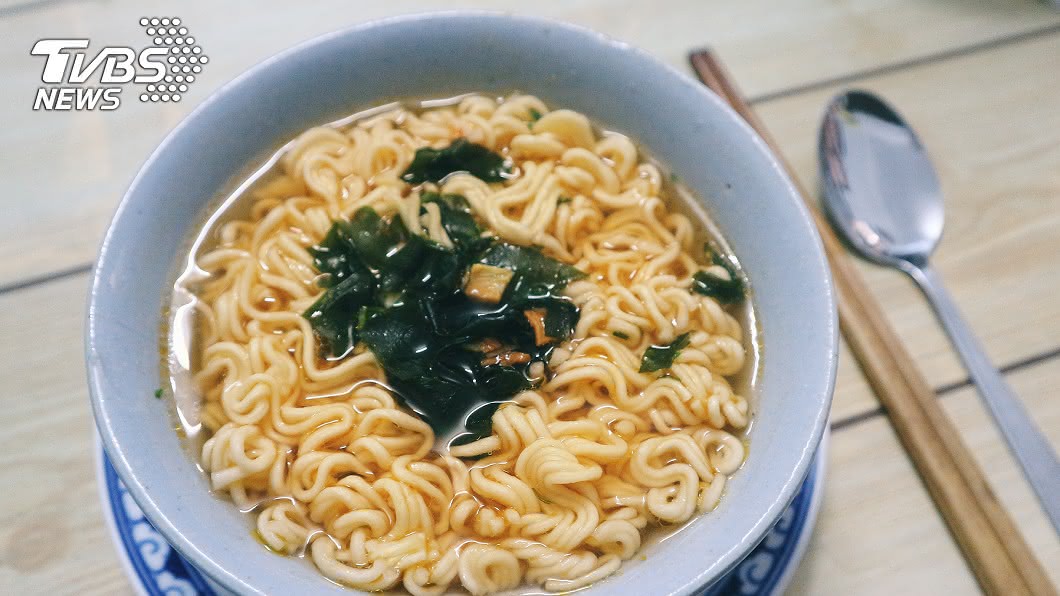 當過兵都懂！爸曝私房菜「炒泡麵」　老鳥：出公差必買