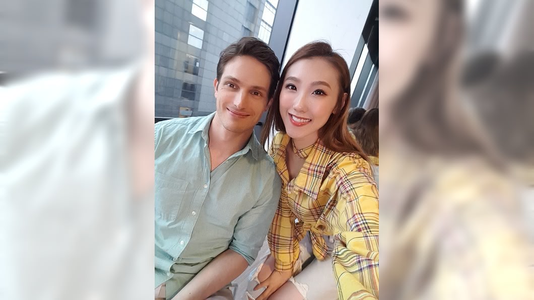 謝金晶和賀少俠體驗觀落陰。(圖/翻攝自謝金晶臉書)