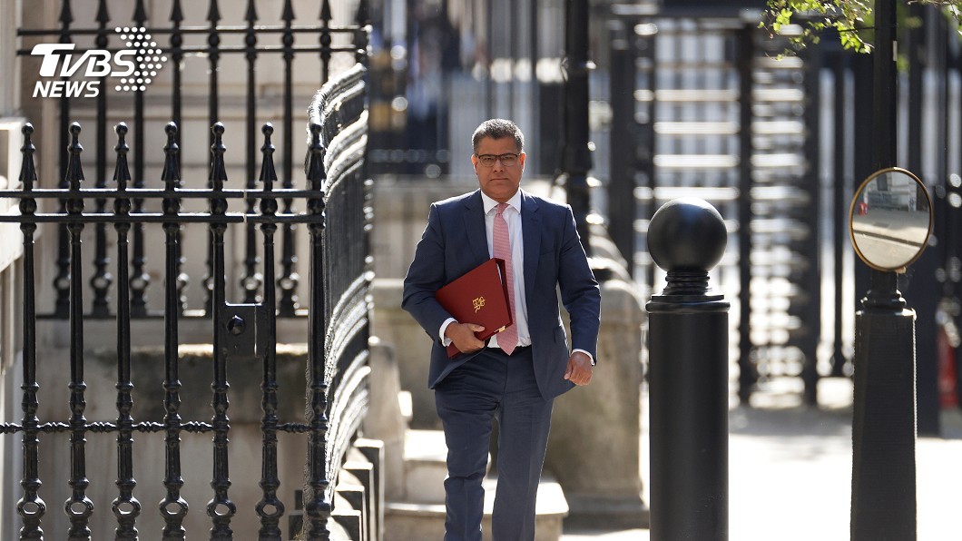 身體不適染新冠? 英國商業大臣瘋狂擦汗