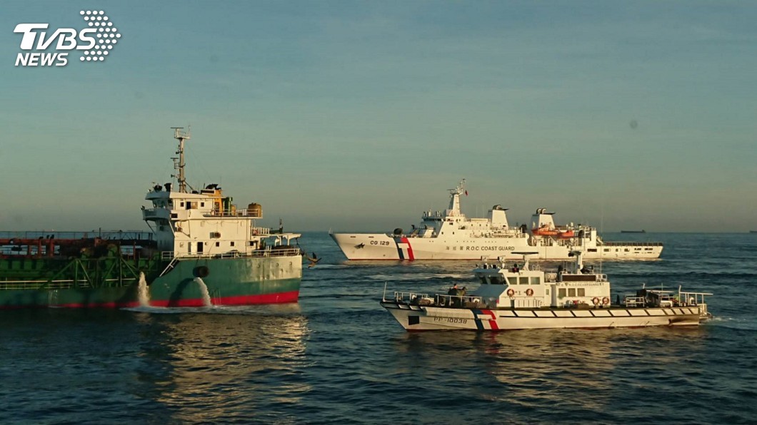 海巡署艦隊分署3日執行台灣灘違法抽砂專案取締任務,成功扣押7539噸的中國「海航5679」抽砂船。(圖/海巡署提供)