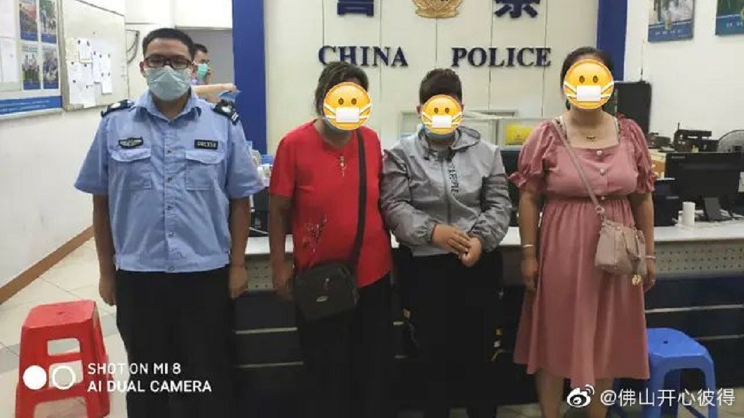 警方將這名看似小男孩的少女帶回警局安置後,通知她的家人帶回家。(圖/翻攝自微博)