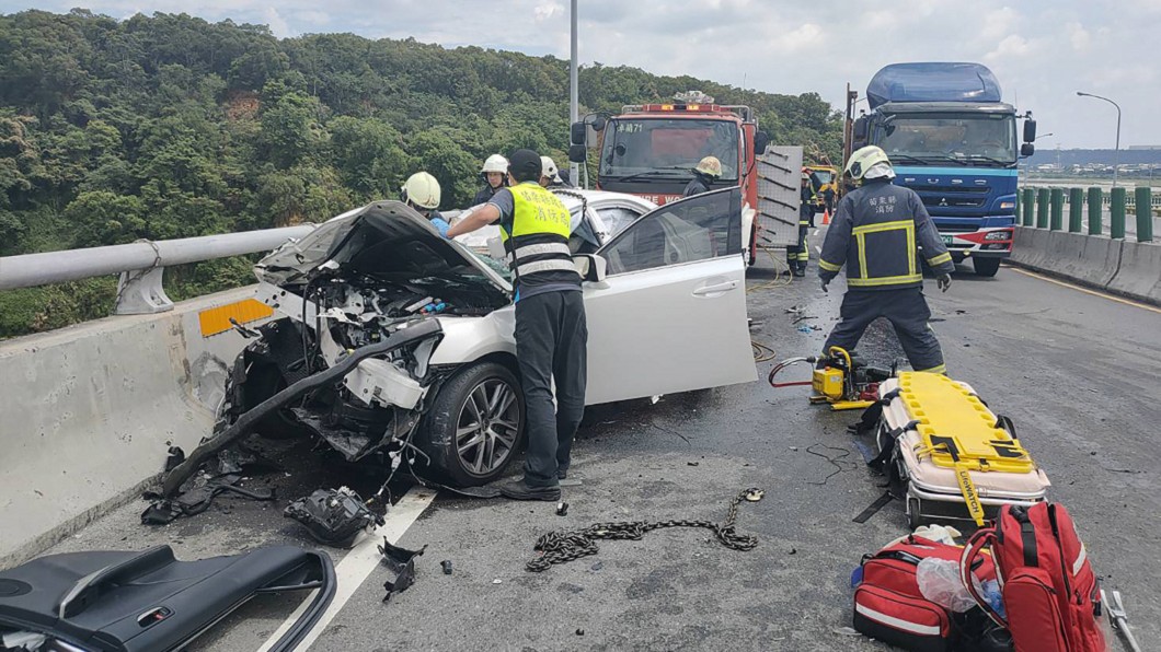 三義新義里大橋轎車衝撞護欄車頭全毀　2死3重傷
