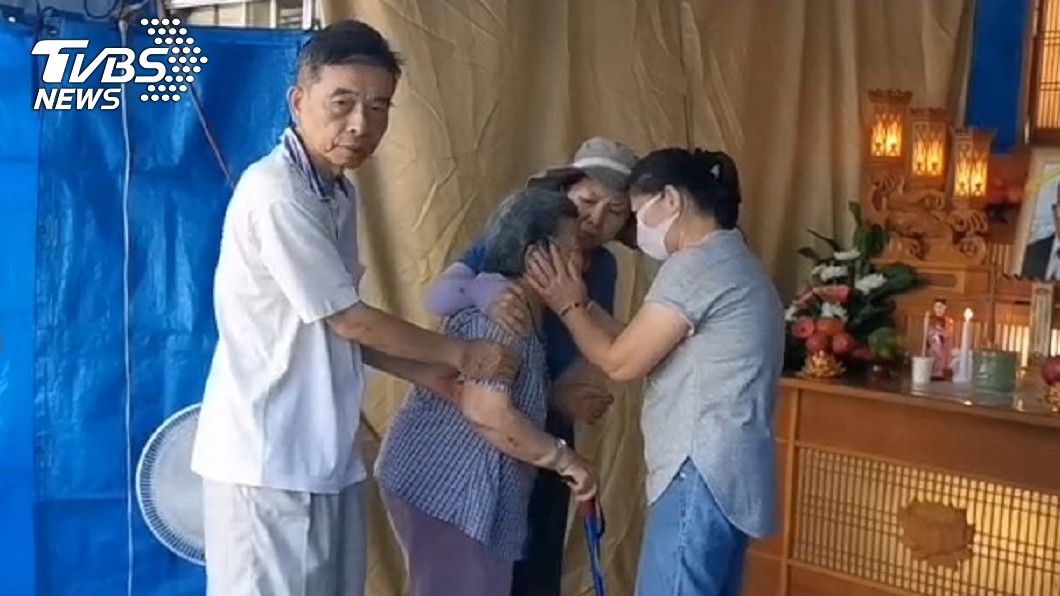 李承翰阿嬤趕到李增文靈堂。（圖／TVBS）