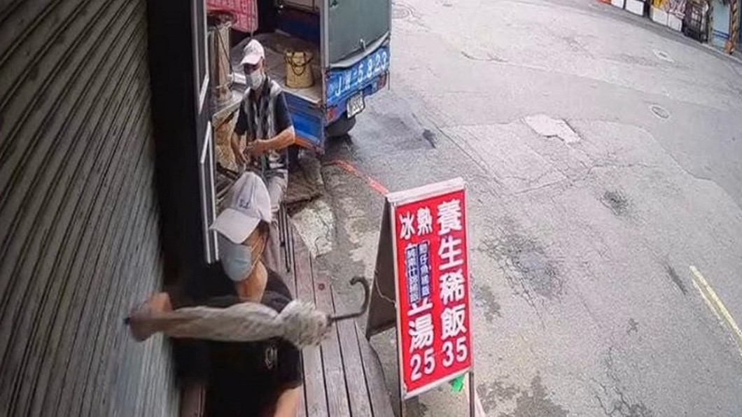 房東丈夫狂敲鐵門稱要驅鬼 愛貓房客嚇壞