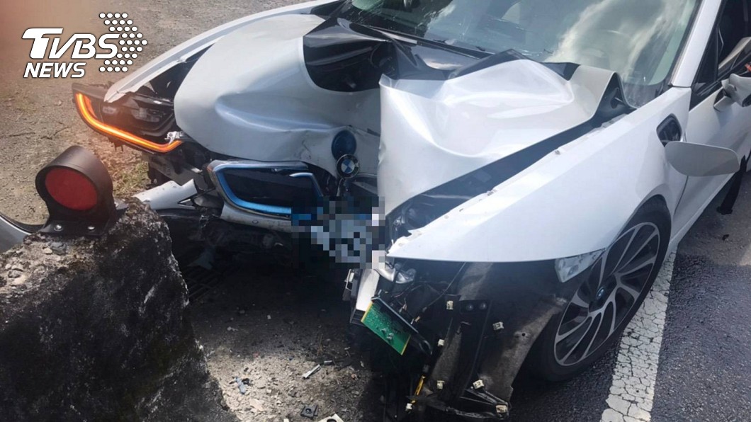 GG了!千萬BMW i8跑車自撞車頭毀 駕駛送醫急救