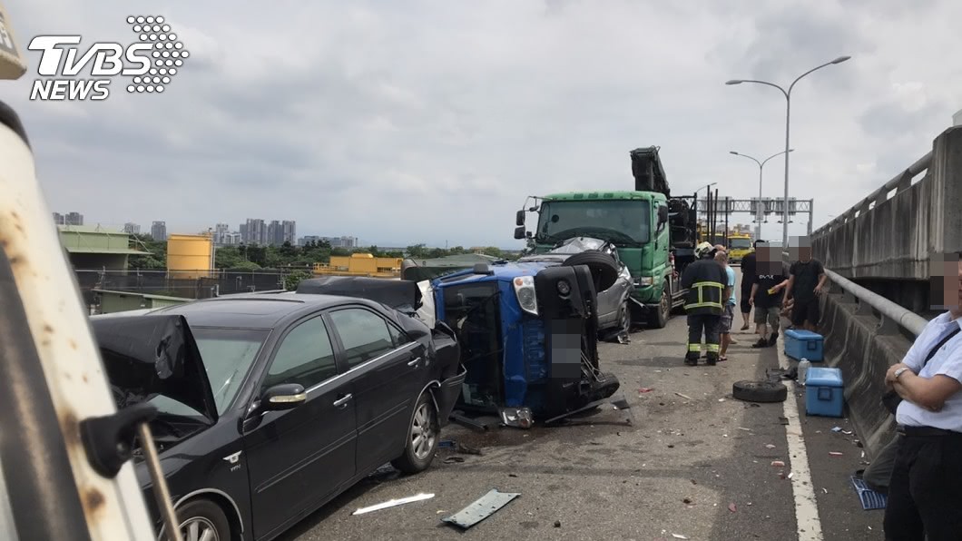 國1接台64匝道8車連撞 回堵塞爆快繞道