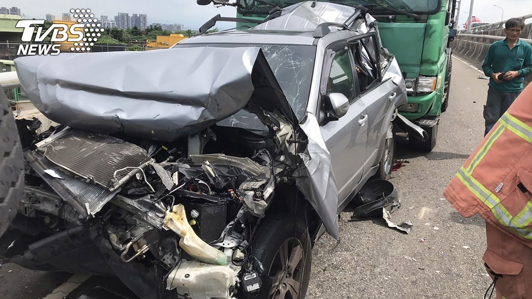 國道1號接台64匝道8車連環撞　2傷單線封閉中