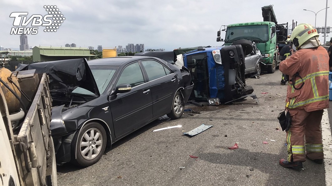 國道1號南下往五股出口接台64匝道處，今天下午1時許發生8車追撞車禍。（圖／中央社）