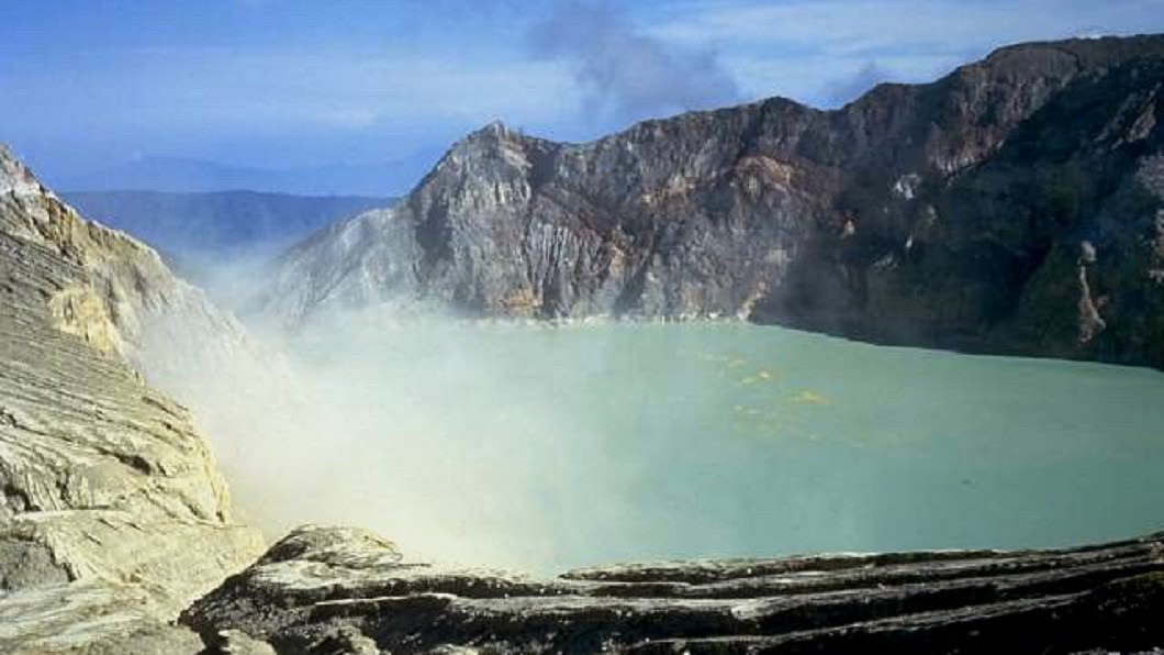好友掉入火山口 男跳高溫「酸性腐蝕湖」游泳撈屍