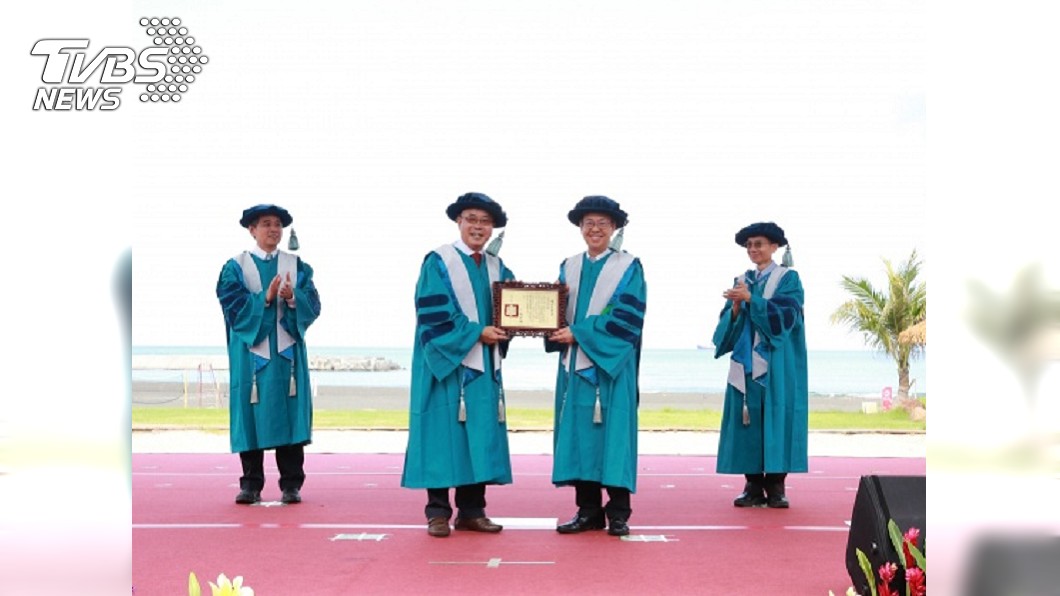 獲中山大學名譽博士 陳建仁致謝居檢者配合