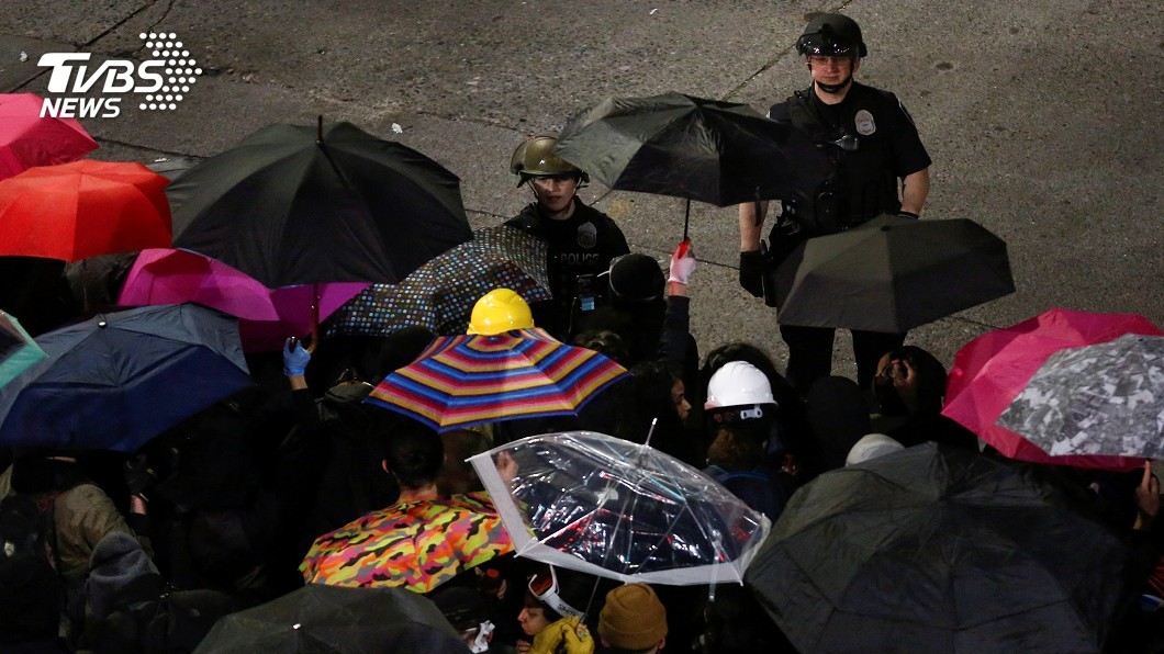 拿雨傘擋閃光彈! 西雅圖抗議變調成警民衝突