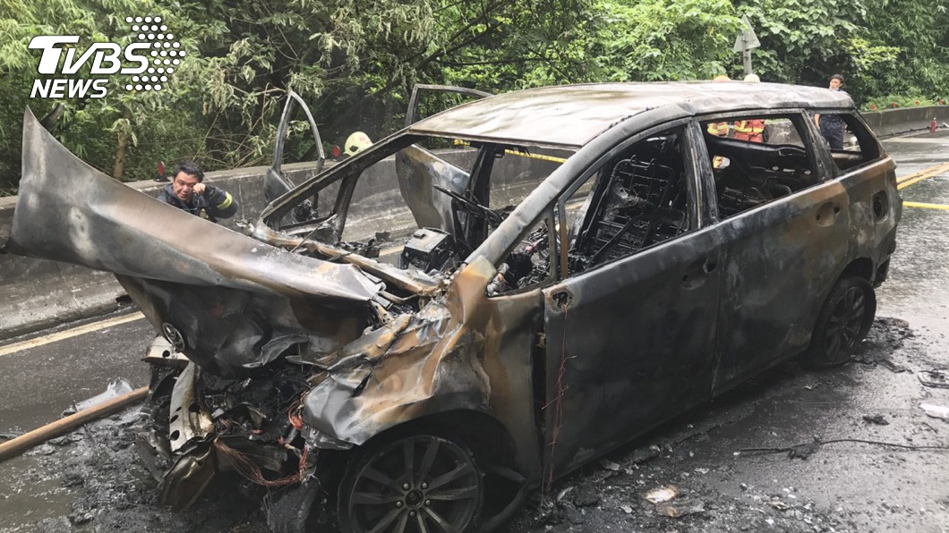 火燒休旅車!新北新莊2車對撞 女逃生不及變焦屍