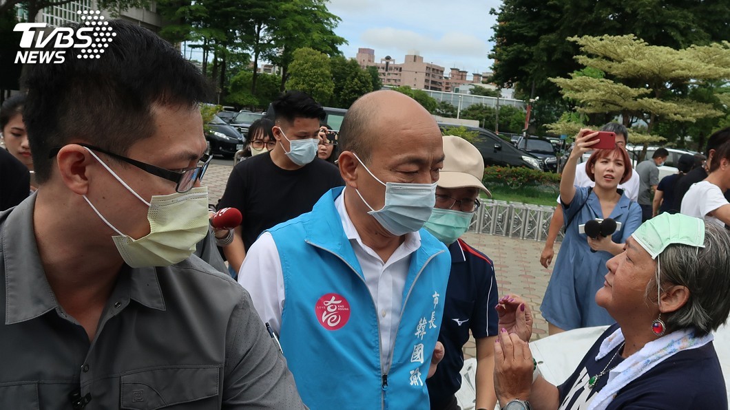 罷免案通過後首現身　韓國瑜赴許崑源靈堂致哀