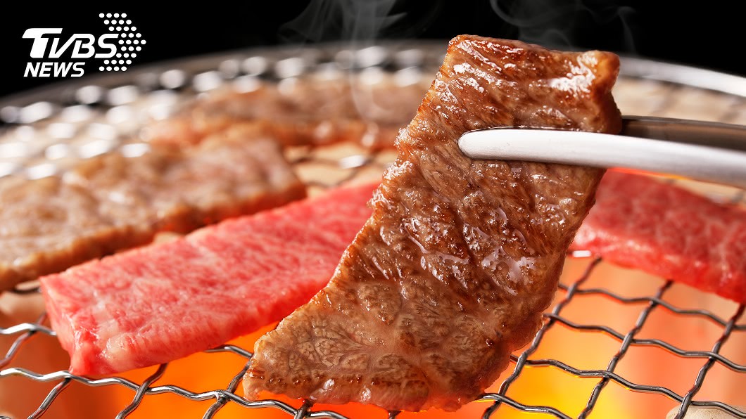 男子在燒烤店工作,常自己烤肉來吃,且鮮少吃蔬菜。(示意圖/shutterstock達志影像)
