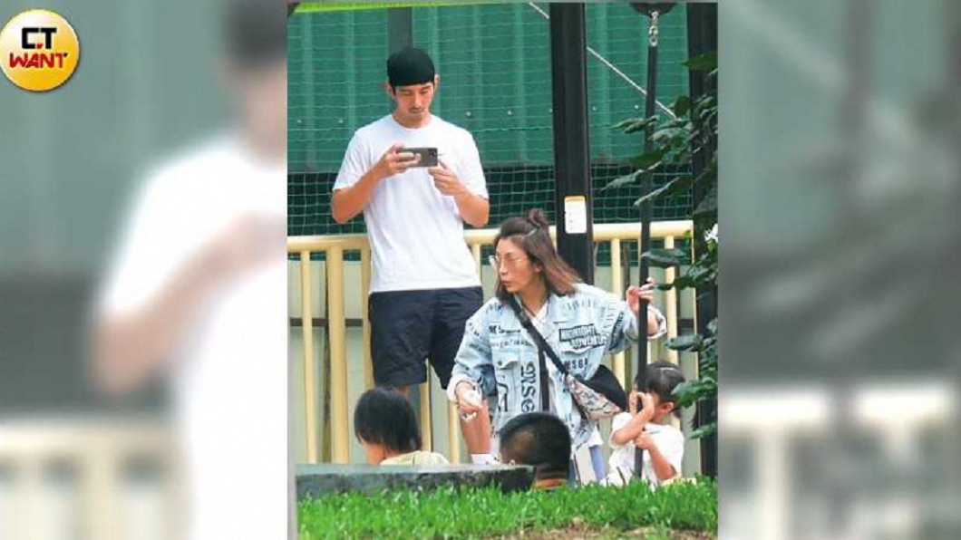 修杰楷、賈靜雯日前被直擊帶著可愛的女兒咘咘和波妞外出到公園「放電」。(圖/CTWANT授權使用)