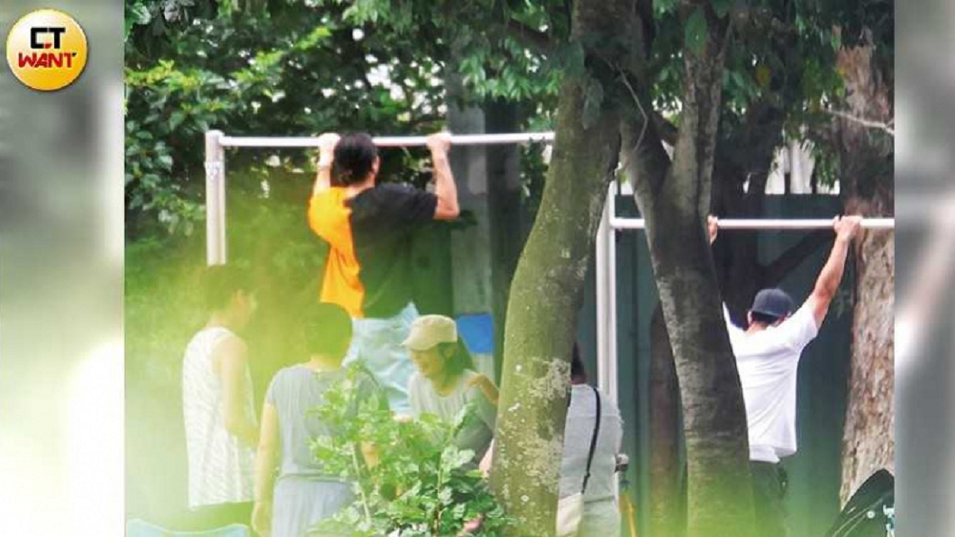 修杰楷、賈靜雯日前被直擊帶著可愛的女兒咘咘和波妞外出到公園「放電」。(圖/CTWANT授權使用)