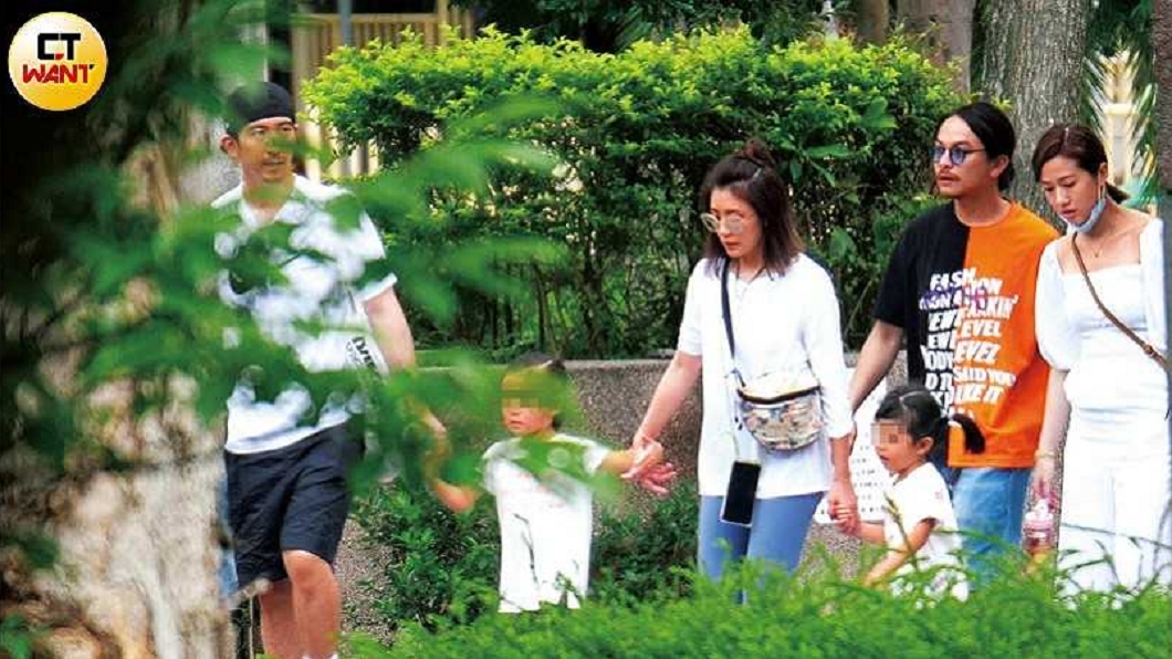 修杰楷、賈靜雯日前被直擊帶著可愛的女兒咘咘和波妞外出到公園「放電」。(圖/CTWANT授權使用)