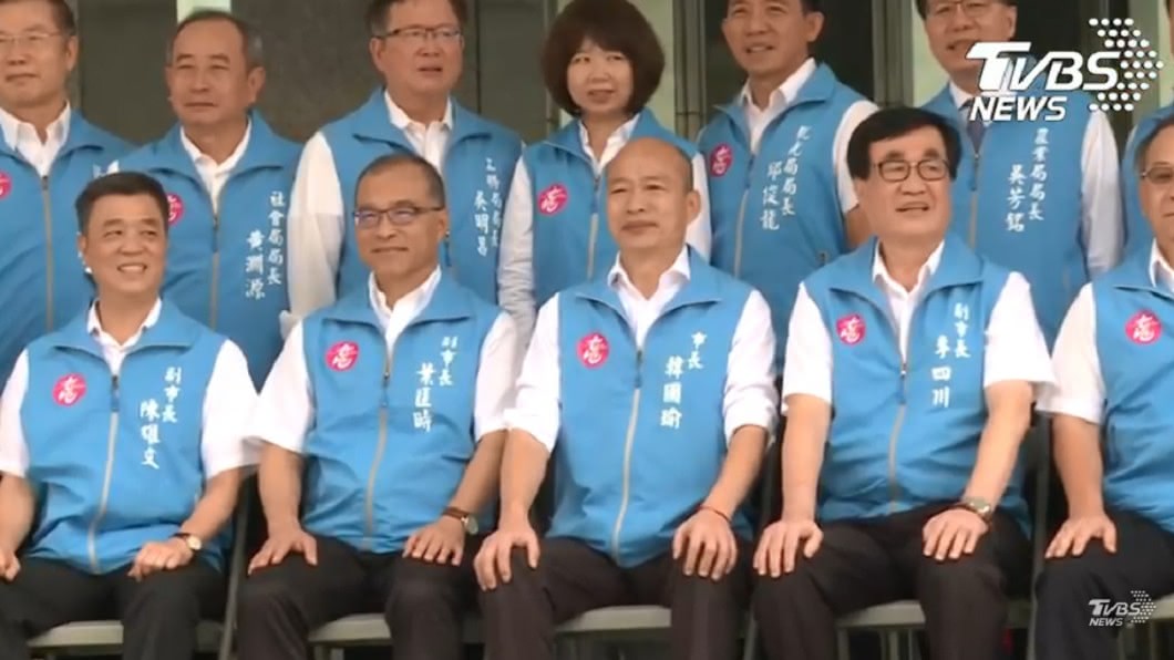韓國瑜9日召開完最後一次市政會議,和同仁合影留念。(圖/TVBS)