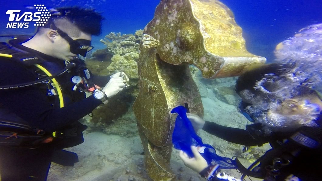 在海底2年的綠島豆丁海馬郵筒,今天上岸清洗。(圖/台東縣政府提供)