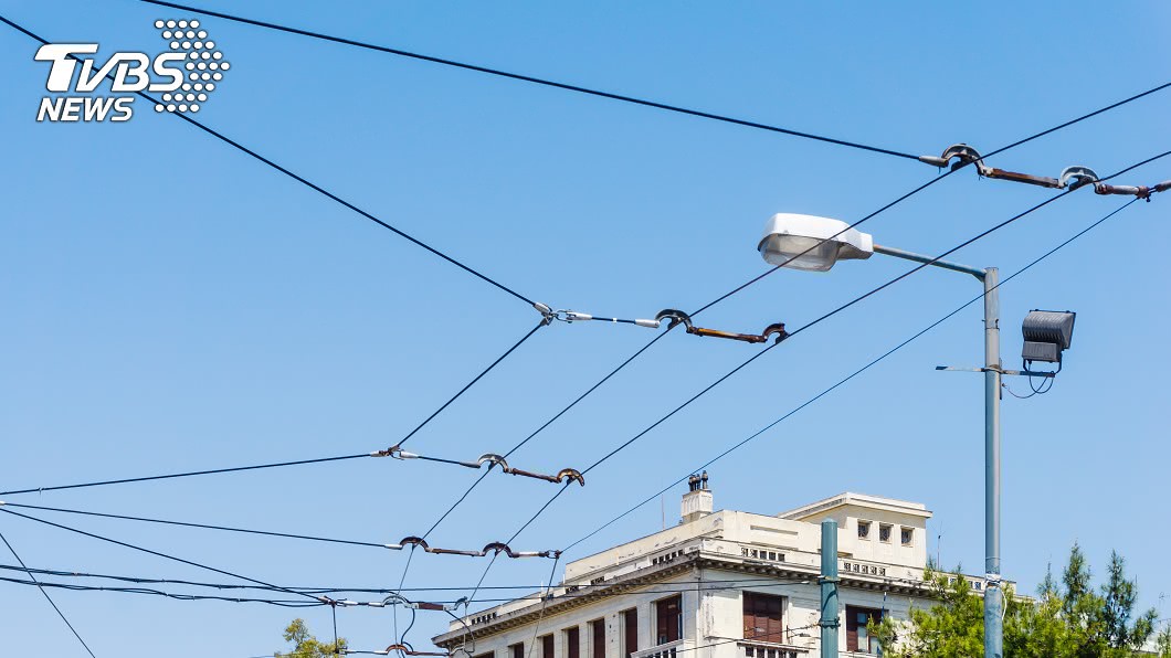 心情不好!失戀男爬高壓電線…8小時體力不支急求救