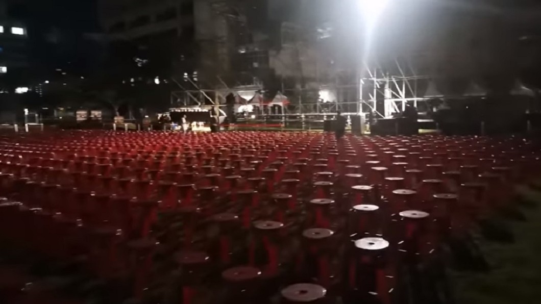 PC提前到鳳山行政中心「勘查場地」,發現現場紅椅子已擺滿。(圖/翻攝自YouTube PC頻道)